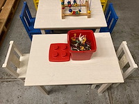 Kindertafel, stoelen, speelgoed en boeken - afbeelding 2 van  8