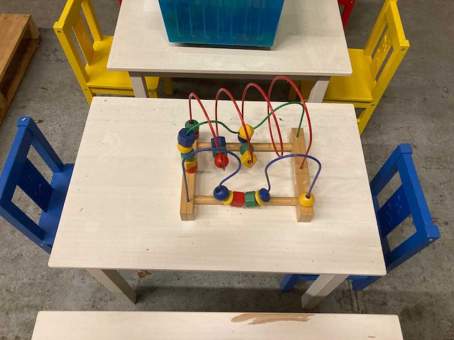 Kindertafel, stoelen, speelgoed en boeken - afbeelding 3 van  8