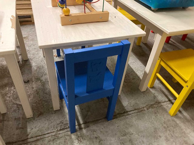 Kindertafel, stoelen, speelgoed en boeken - afbeelding 5 van  8