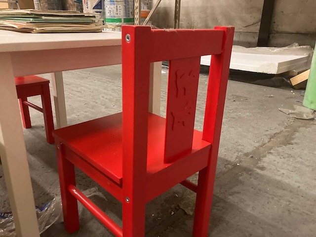 Kindertafel, stoelen, speelgoed en boeken - afbeelding 6 van  8