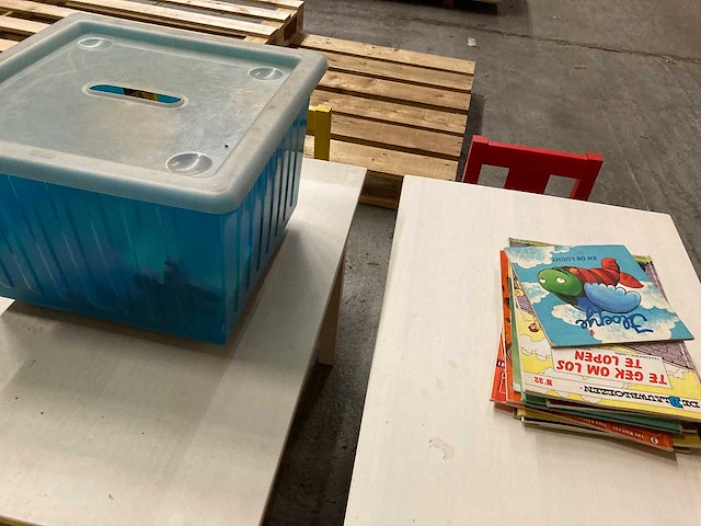 Kindertafel, stoelen, speelgoed en boeken - afbeelding 7 van  8