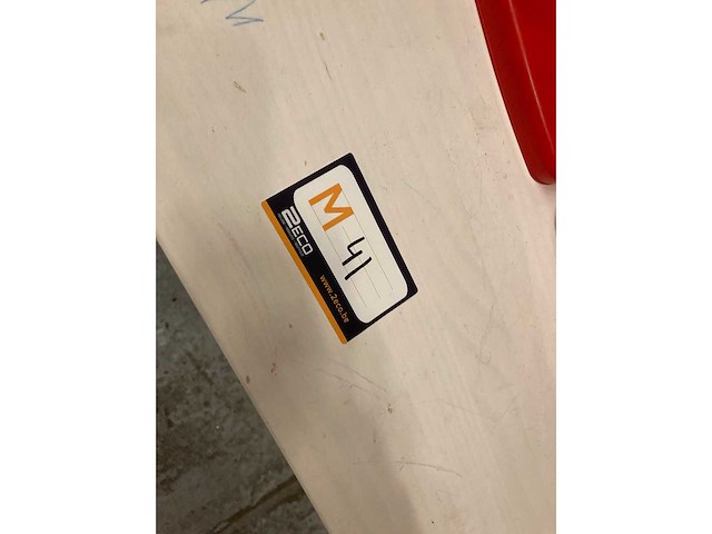 Kindertafel, stoelen, speelgoed en boeken - afbeelding 8 van  8