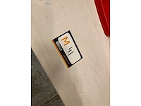 Kindertafel, stoelen, speelgoed en boeken - afbeelding 8 van  8