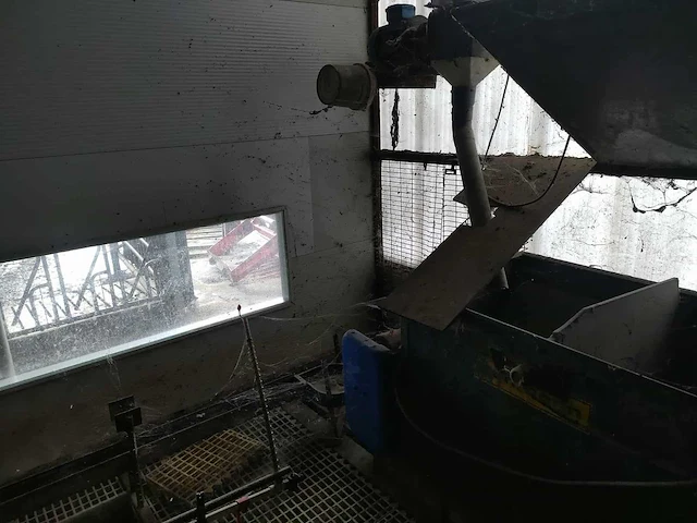 Kippenhok voor legkippen 3000 hens transportband om te verschonen + broedkast landgoed en automatische waterpomp - afbeelding 3 van  4