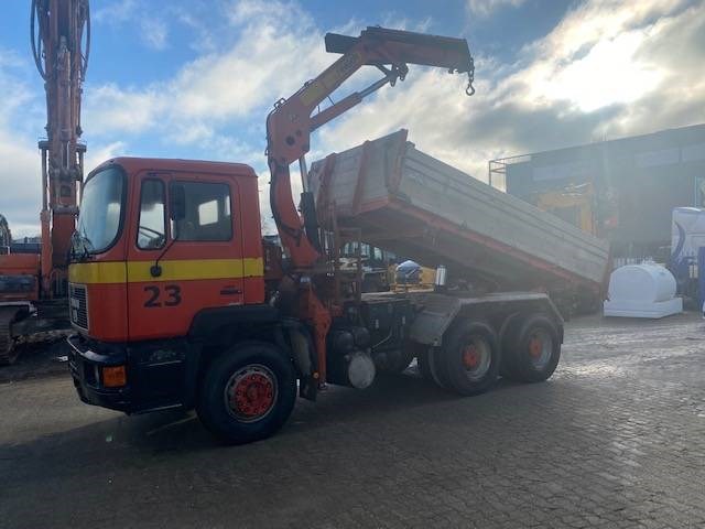 Kipper vrachtwagen man 26.332 6x4 diesel 1990 met kraan - afbeelding 1 van  1