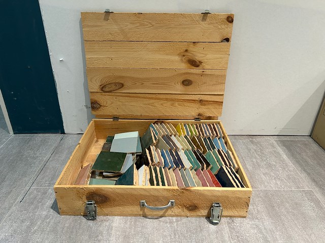 Kist en tegels - afbeelding 1 van  2