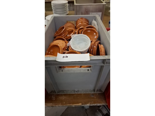 Kist met aardenwerk schaaltjes - afbeelding 1 van  1