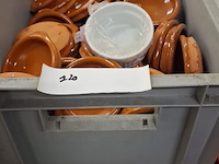 Kist met aardenwerk schaaltjes - afbeelding 1 van  1