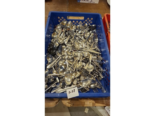 Kist met bestek - afbeelding 1 van  1