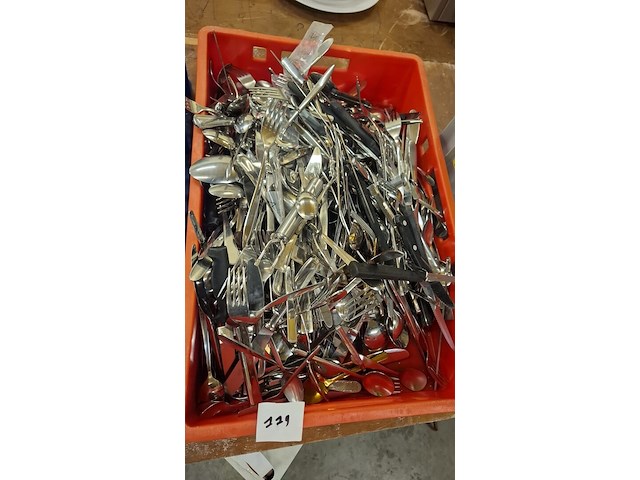 Kist met bestek - afbeelding 1 van  1