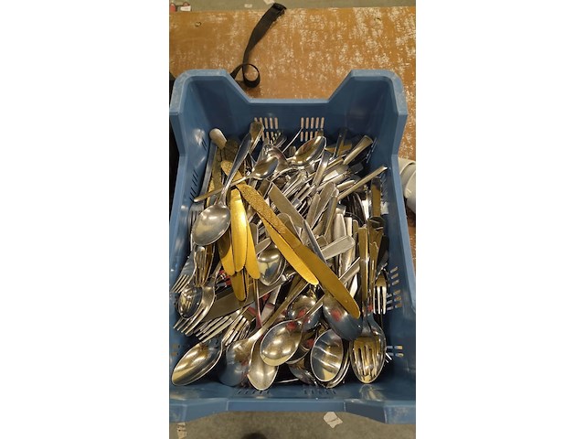 Kist met bestek - afbeelding 1 van  1