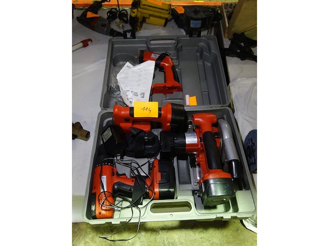 Kist met divers electrisch materiaal - afbeelding 3 van  4