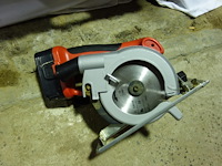 Kist met divers electrisch materiaal - afbeelding 1 van  4