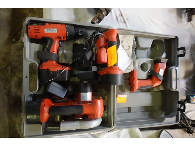 Kist met divers electrisch materiaal - afbeelding 1 van  6