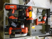 Kist met divers electrisch materiaal - afbeelding 1 van  6