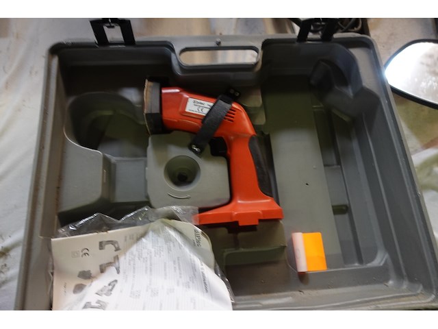 Kist met divers electrisch materiaal - afbeelding 2 van  6