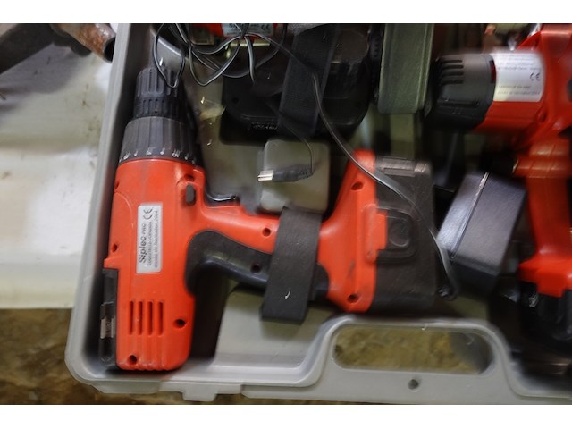 Kist met divers electrisch materiaal - afbeelding 3 van  6