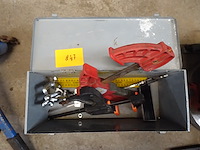 Kist met divers materiaal - afbeelding 1 van  2