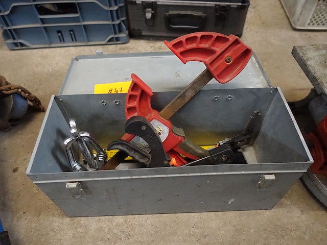 Kist met divers materiaal - afbeelding 2 van  2