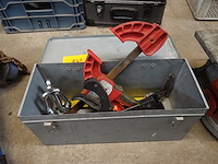 Kist met divers materiaal - afbeelding 2 van  2