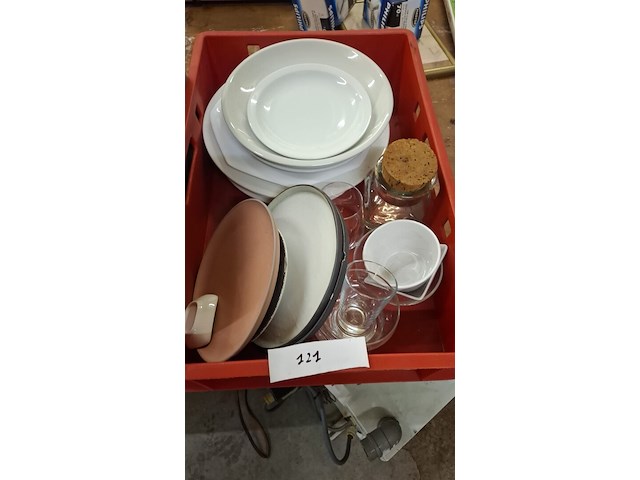 Kist met divers porcelein - afbeelding 1 van  1