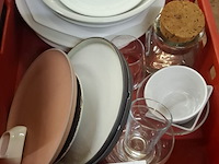 Kist met divers porcelein - afbeelding 1 van  1