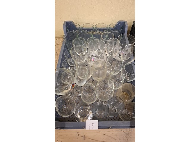 Kist met diverse glazen - afbeelding 1 van  1