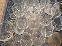 Kist met diverse glazen - afbeelding 1 van  1