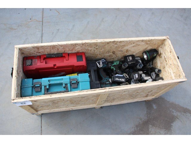 Kist met elektrisch handgereedschap en toebehoren - afbeelding 1 van  1