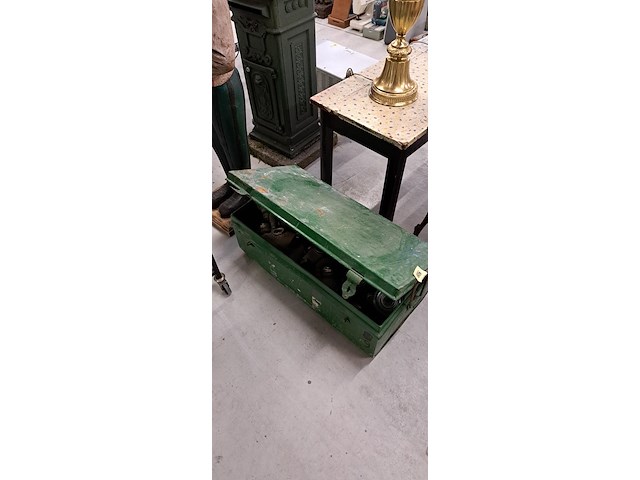 Kist met gasmaskers - afbeelding 1 van  2