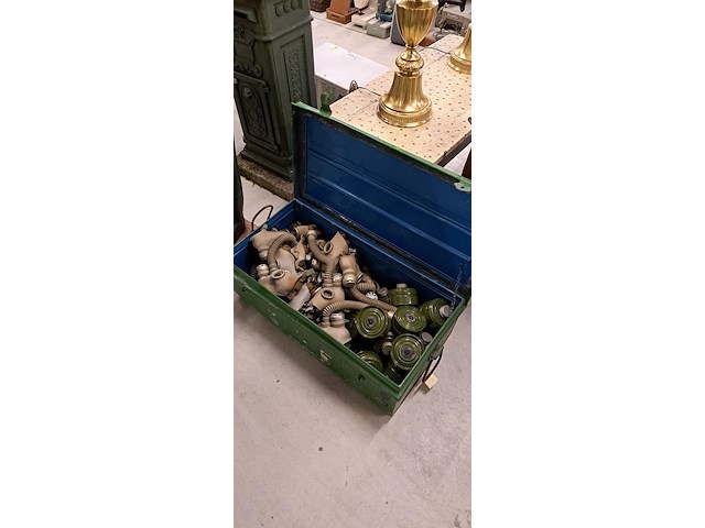 Kist met gasmaskers - afbeelding 2 van  2