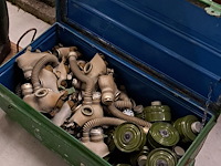 Kist met gasmaskers - afbeelding 2 van  2
