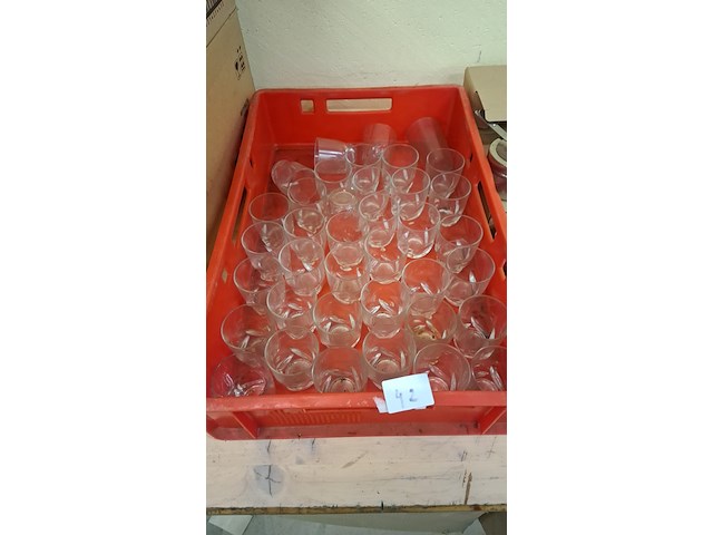 Kist met glaasjes - afbeelding 1 van  1