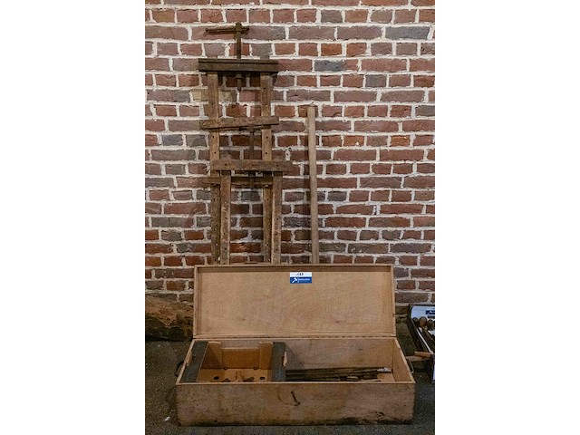 Kist met inhoud, 2 spanvijzen en grote hamer - afbeelding 1 van  4