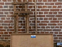 Kist met inhoud, 2 spanvijzen en grote hamer - afbeelding 1 van  4