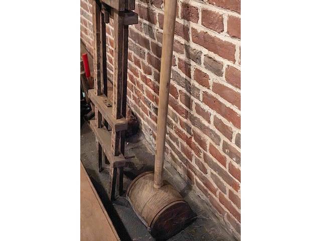 Kist met inhoud, 2 spanvijzen en grote hamer - afbeelding 4 van  4