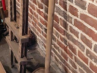 Kist met inhoud, 2 spanvijzen en grote hamer - afbeelding 4 van  4