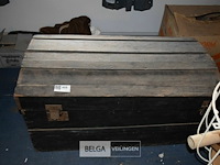 Kist met inhoud - afbeelding 1 van  4