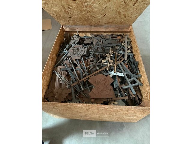 Kist met kruisen - afbeelding 1 van  5