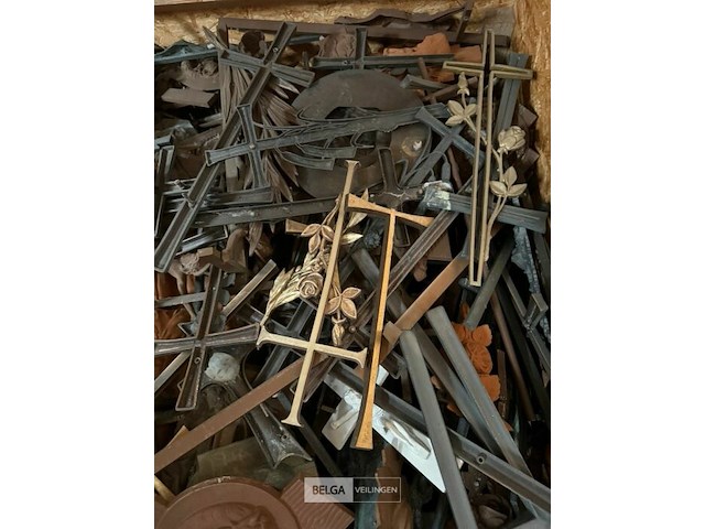 Kist met kruisen - afbeelding 4 van  5