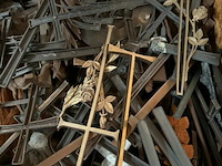 Kist met kruisen - afbeelding 4 van  5