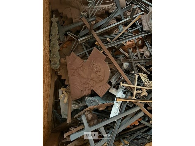 Kist met kruisen - afbeelding 5 van  5