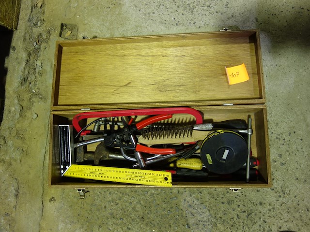 Kist met materiaal - afbeelding 1 van  1