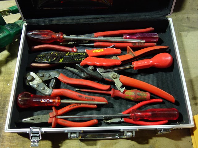 Kist met materiaal - afbeelding 1 van  1