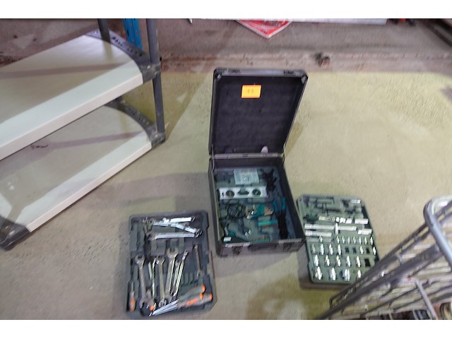 Kist met materiaal - afbeelding 1 van  4