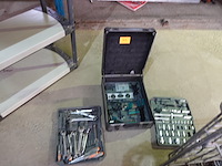 Kist met materiaal - afbeelding 1 van  4