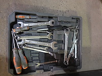 Kist met materiaal - afbeelding 2 van  4