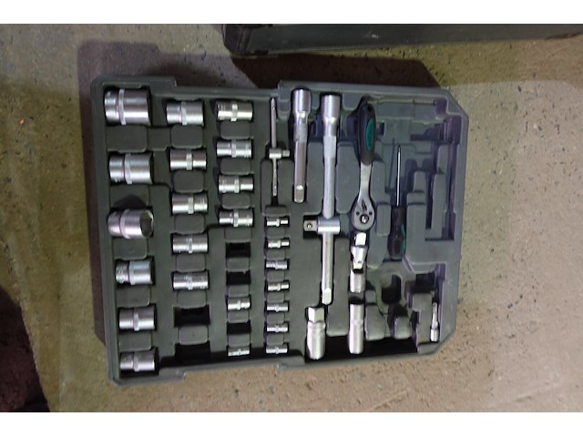 Kist met materiaal - afbeelding 3 van  4