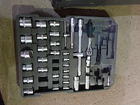 Kist met materiaal - afbeelding 3 van  4