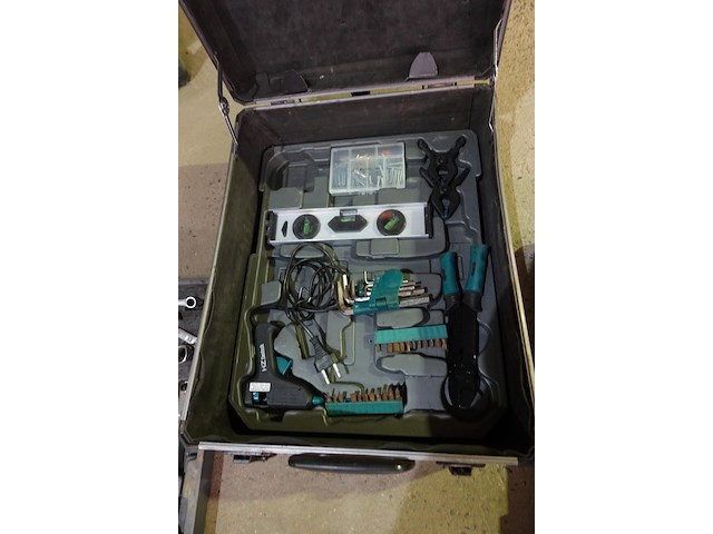 Kist met materiaal - afbeelding 4 van  4